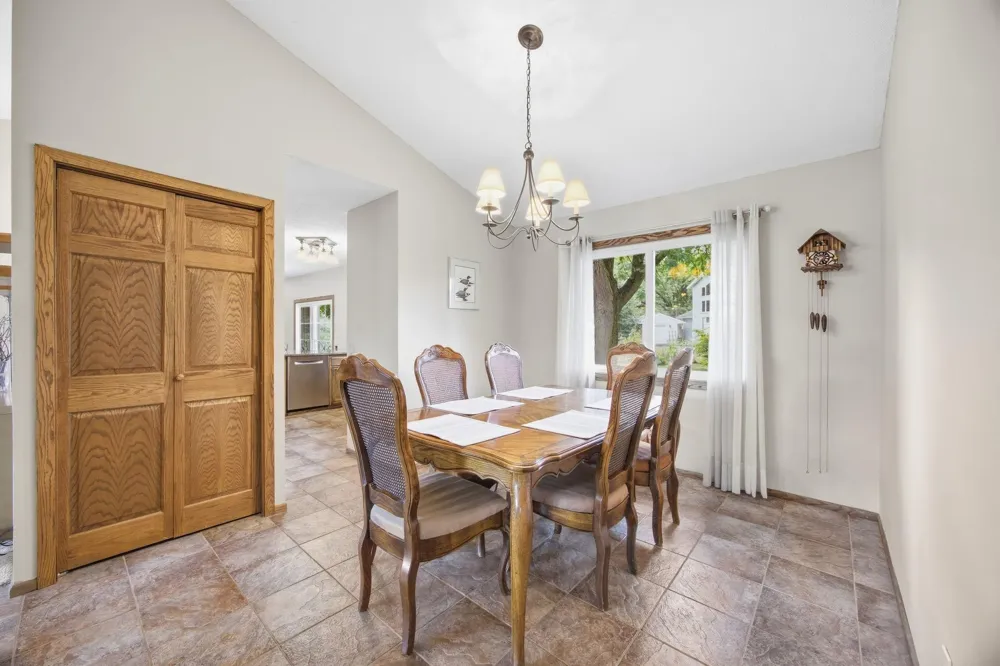 11315 W River Hills Drive Burnsville, MN 55337