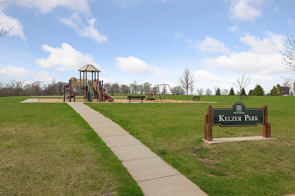 2711 Spy Glass Drive Chaska, MN 55318