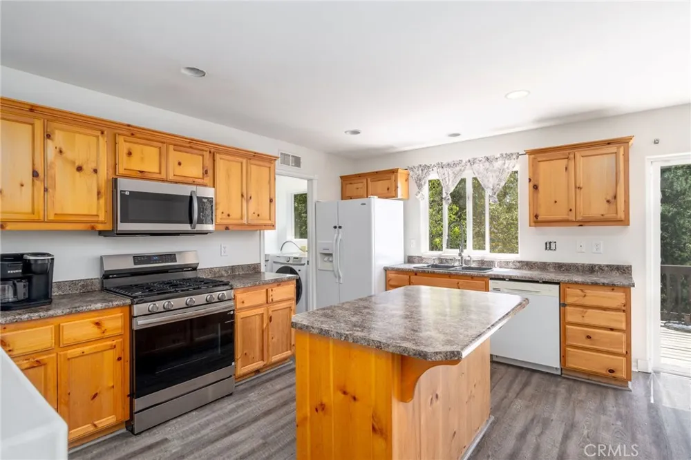 30979 Summit Drive Running Springs, CA 92382