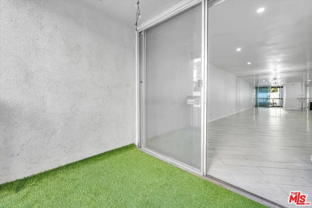 8535 W West Knoll Drive #301 West Hollywood, CA 90069