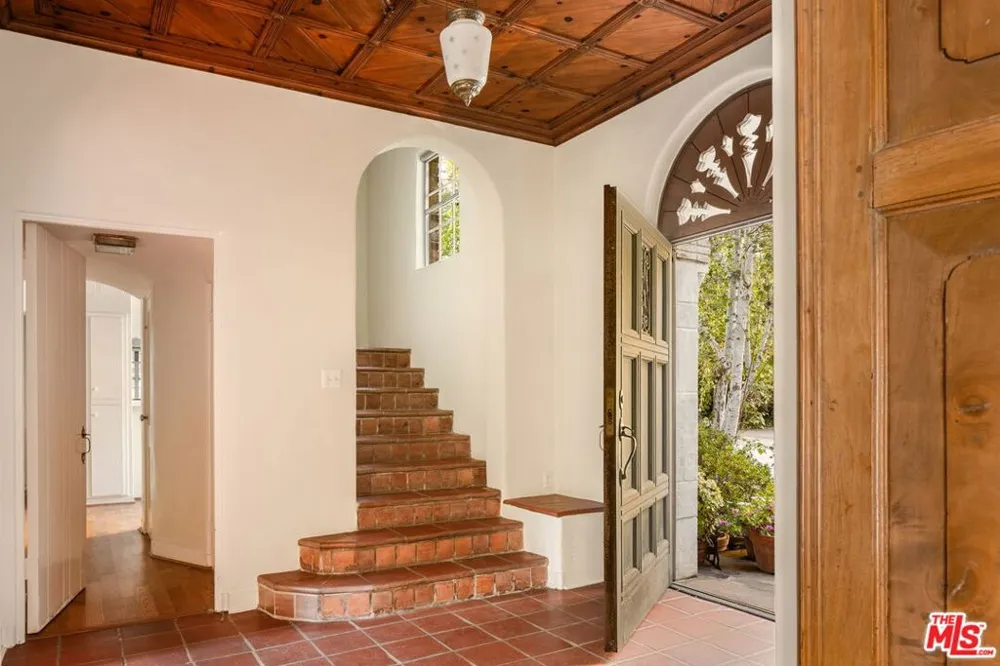 357 Carmelina Avenue Los Angeles, CA 90049