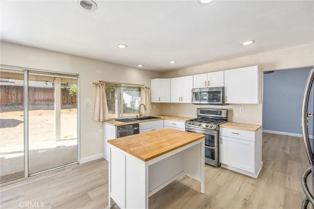 14449 Chamberlain Victorville, CA 92394