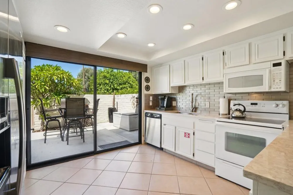 2201 Los Patos Drive Palm Springs, CA 92264