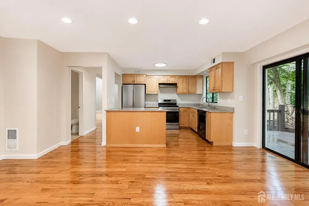 614 Sayre Drive Plainsboro, NJ 08540