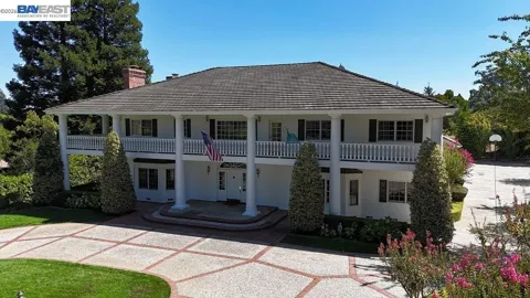 4 Deer Oaks Dr