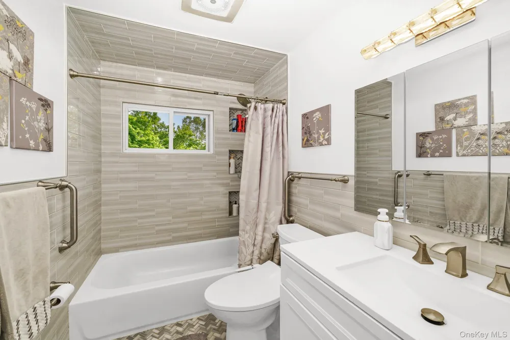 64 Frank Street Lindenhurst, NY 11757