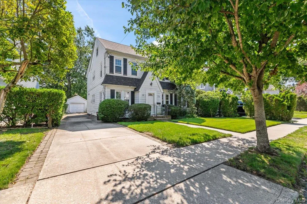 33 Lawrence Avenue Malverne, NY 11565