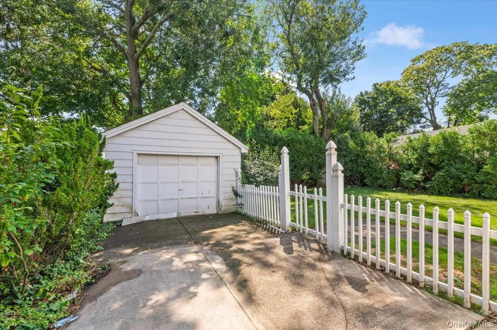 33 Lawrence Avenue Malverne, NY 11565