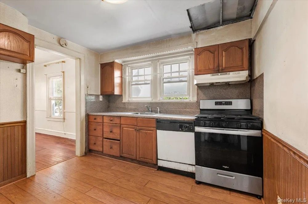 33 Lawrence Avenue Malverne, NY 11565