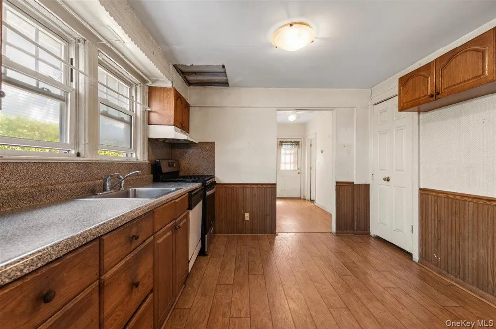 33 Lawrence Avenue Malverne, NY 11565