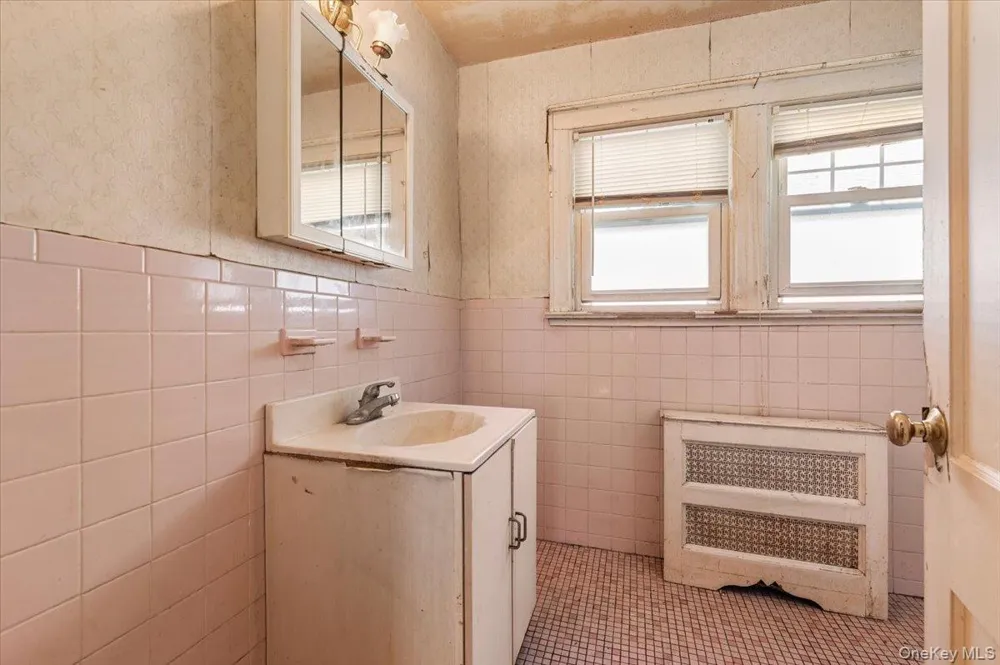 33 Lawrence Avenue Malverne, NY 11565