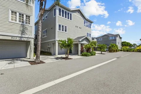 521 FOREST WAY