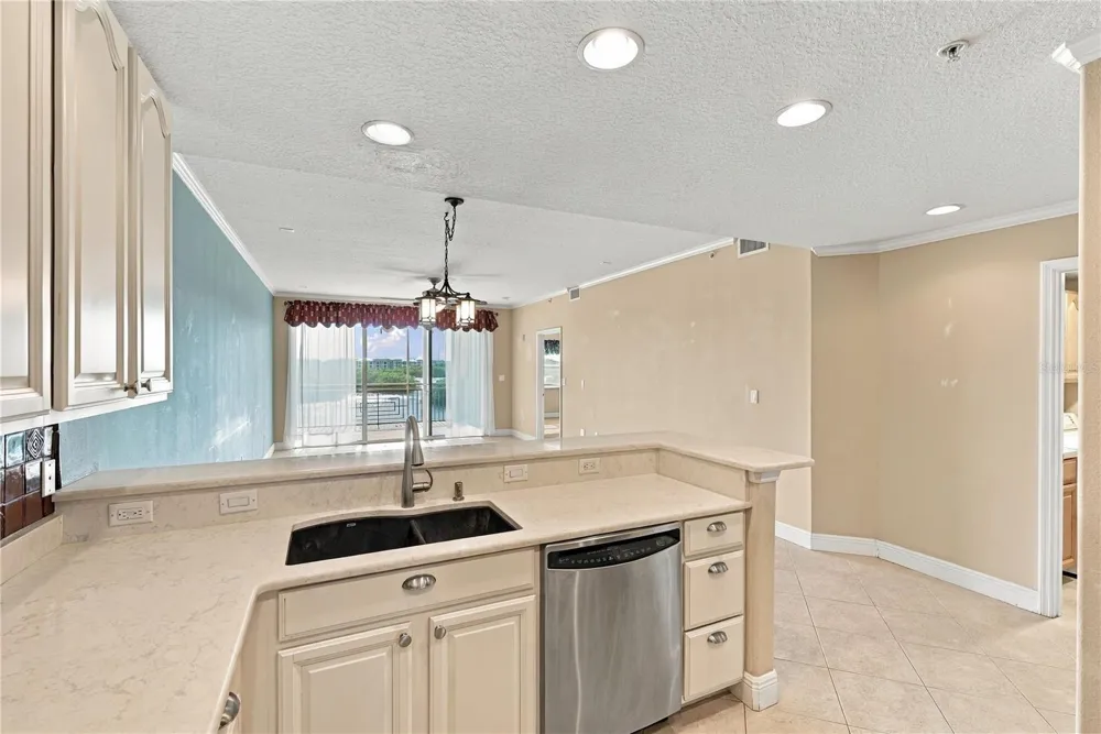7070 KEY HAVEN ROAD #402 Seminole, FL 33777