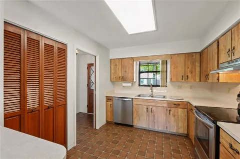 1009 INDIAN OAKS W