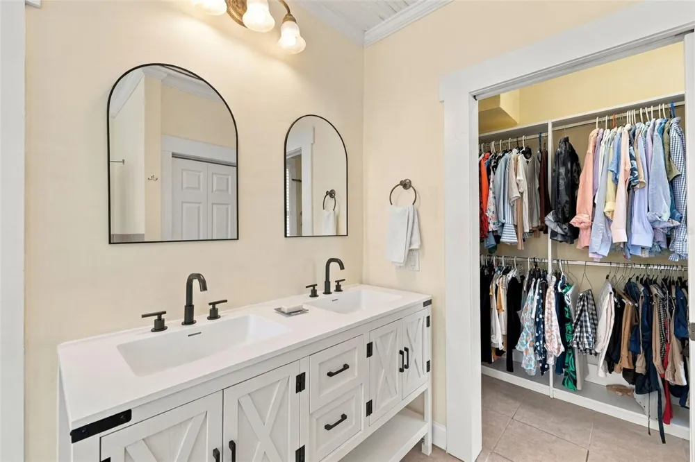 1801 W HILLS AVENUE Tampa, FL 33606