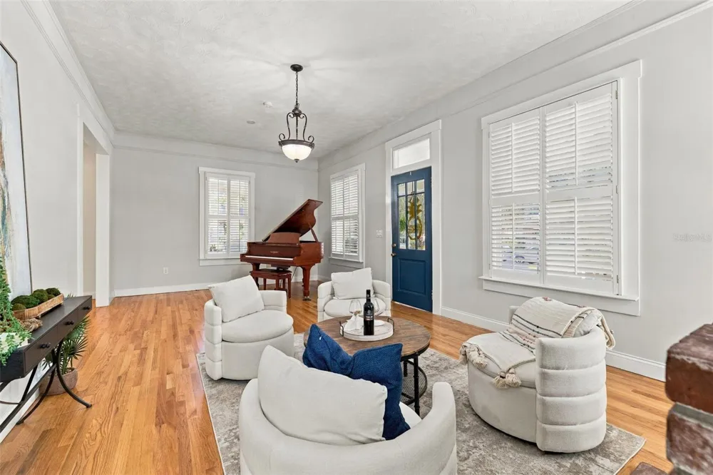 1801 W HILLS AVENUE Tampa, FL 33606