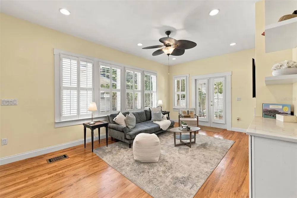 1801 W HILLS AVENUE Tampa, FL 33606