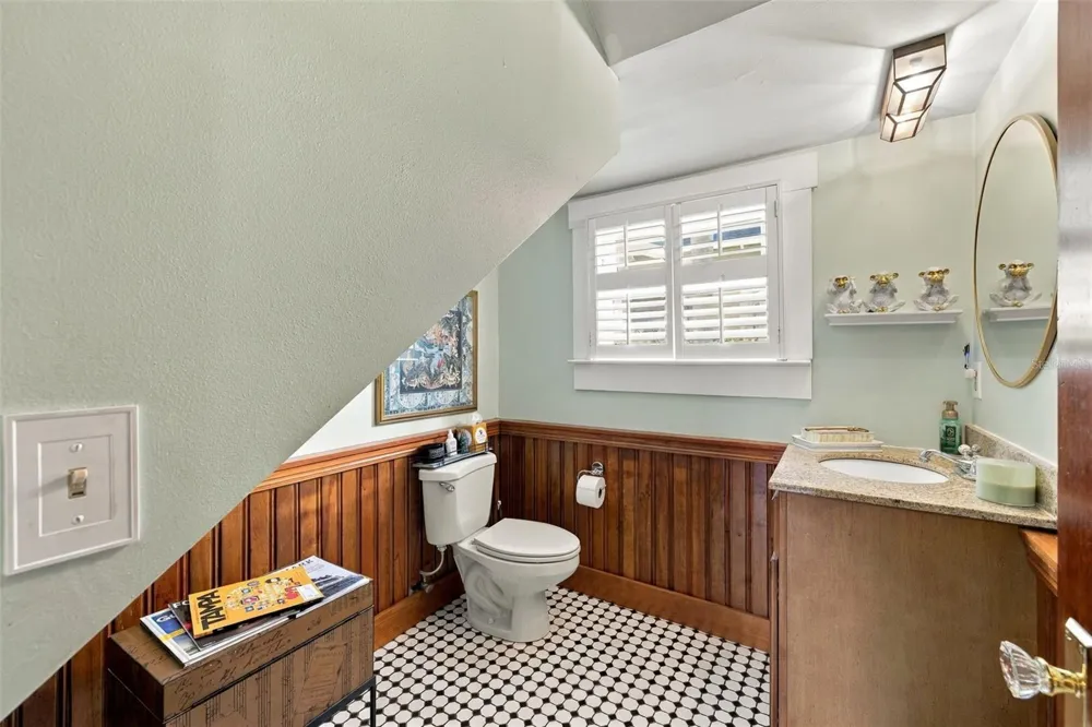 1801 W HILLS AVENUE Tampa, FL 33606