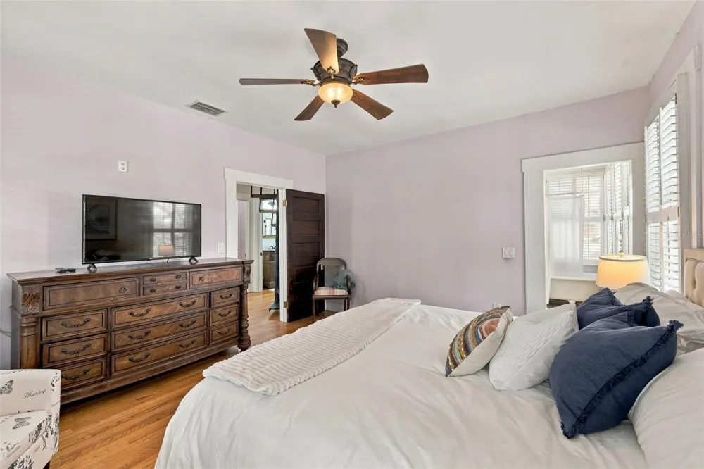 1801 W HILLS AVENUE Tampa, FL 33606