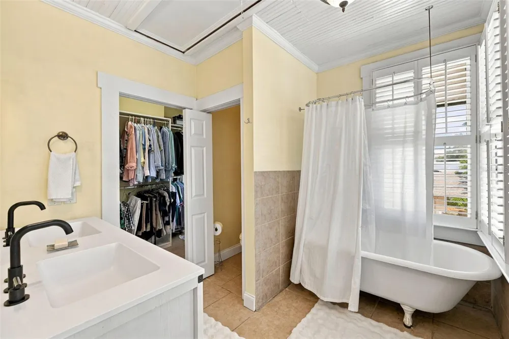 1801 W HILLS AVENUE Tampa, FL 33606