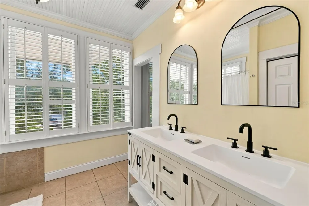 1801 W HILLS AVENUE Tampa, FL 33606