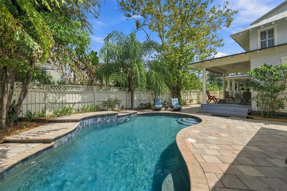 1801 W HILLS AVENUE Tampa, FL 33606