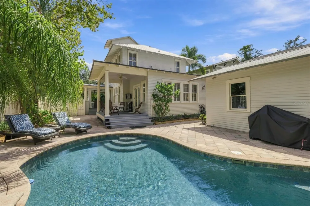 1801 W HILLS AVENUE Tampa, FL 33606
