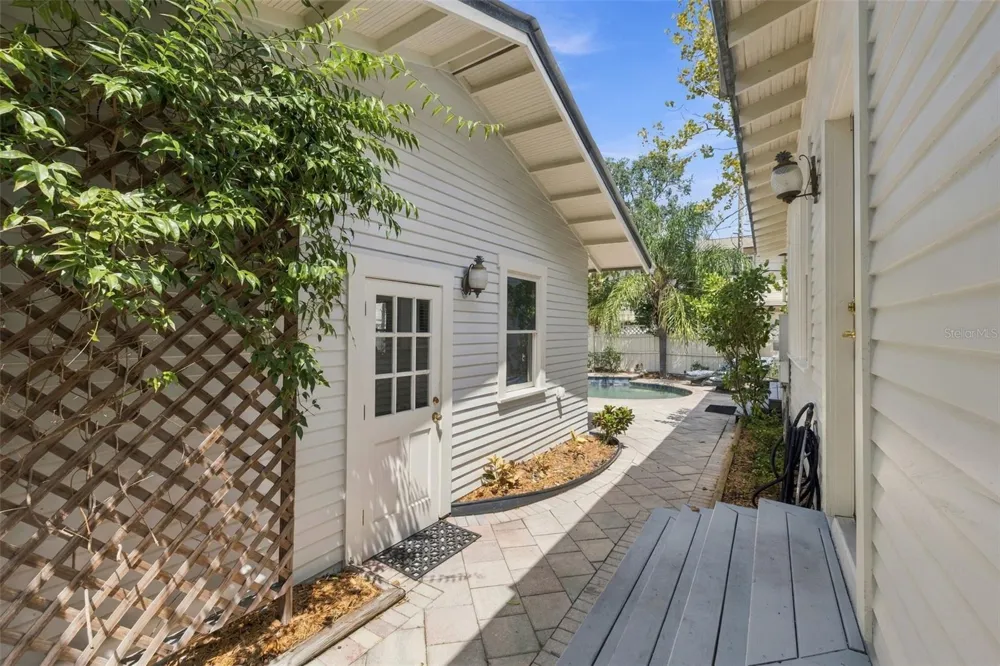 1801 W HILLS AVENUE Tampa, FL 33606