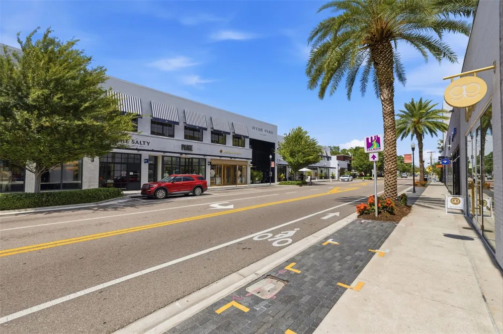 1801 W HILLS AVENUE Tampa, FL 33606