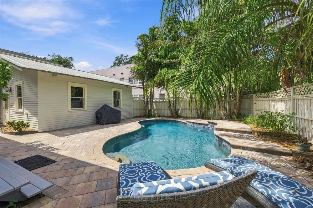 1801 W HILLS AVENUE Tampa, FL 33606