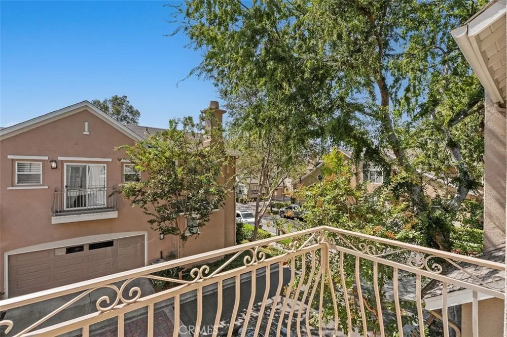 44 Burlingame Irvine, CA 92602