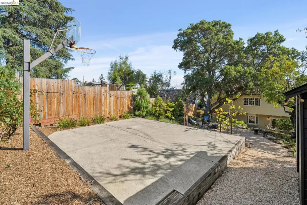 2000 Clemens Rd Oakland, CA 94602