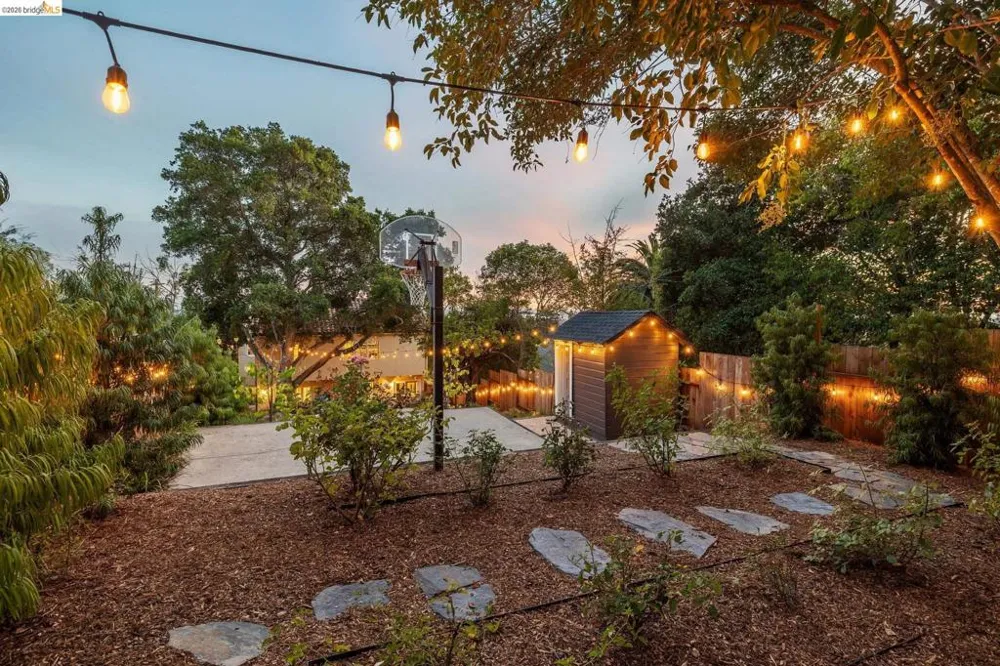 2000 Clemens Rd Oakland, CA 94602