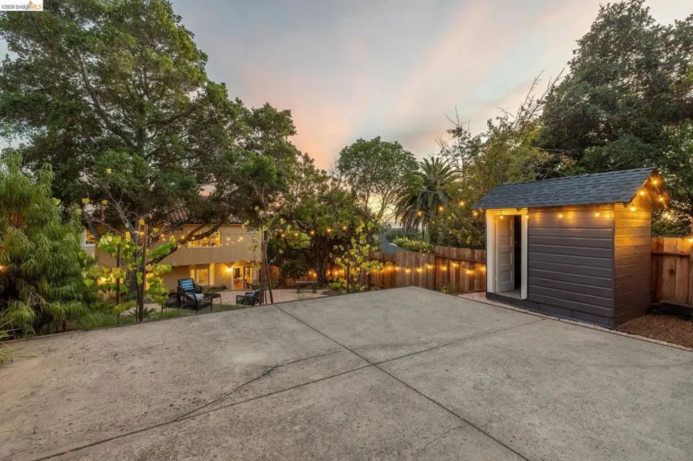2000 Clemens Rd Oakland, CA 94602