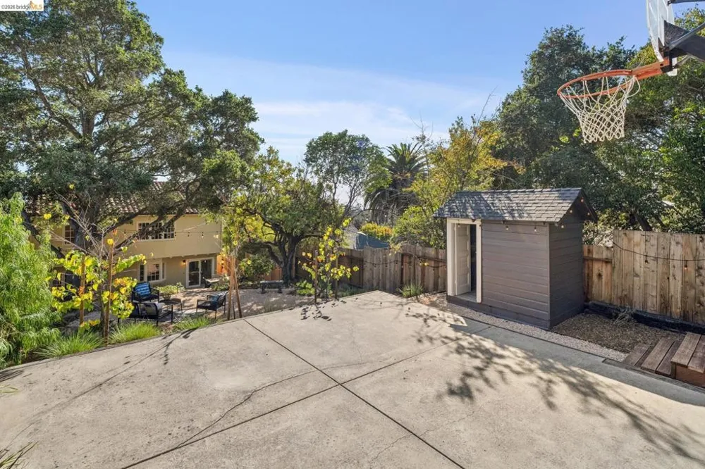 2000 Clemens Rd Oakland, CA 94602