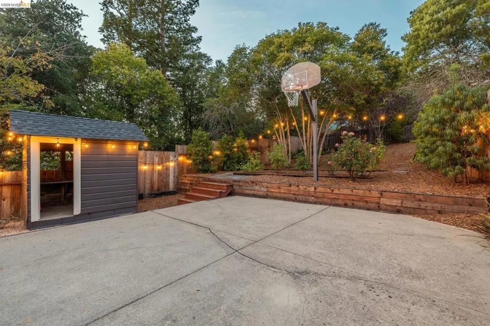 2000 Clemens Rd Oakland, CA 94602