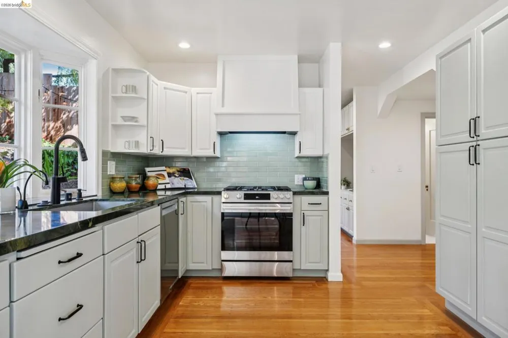 2000 Clemens Rd Oakland, CA 94602