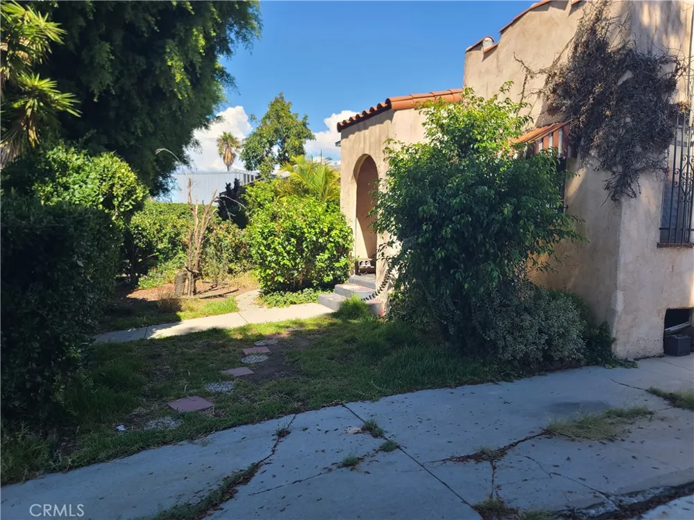 2016 Thurman Avenue Los Angeles, CA 90016