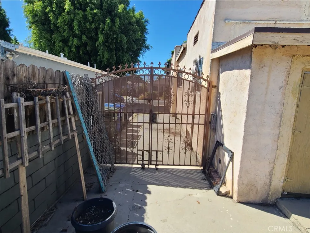 2016 Thurman Avenue Los Angeles, CA 90016