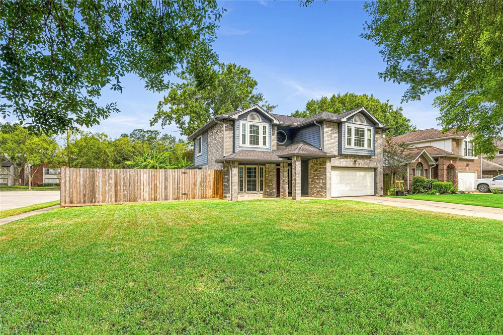 2122 Courtshire Lane Sugar Land, TX 77478