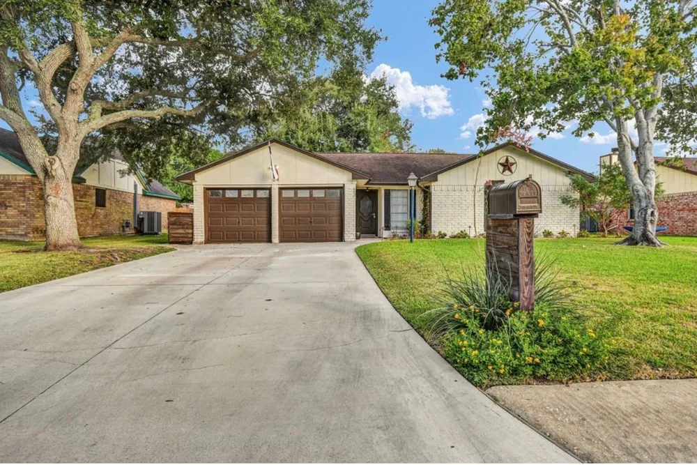 53 Blue Bell Court Lake Jackson, TX 77566