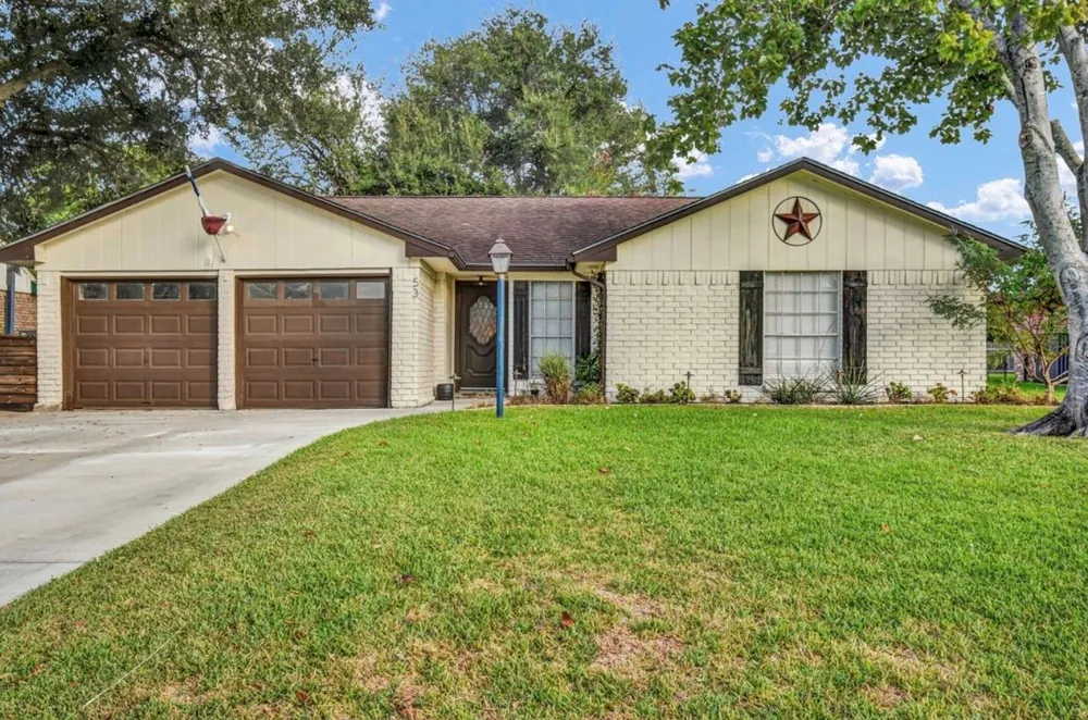 53 Blue Bell Court Lake Jackson, TX 77566