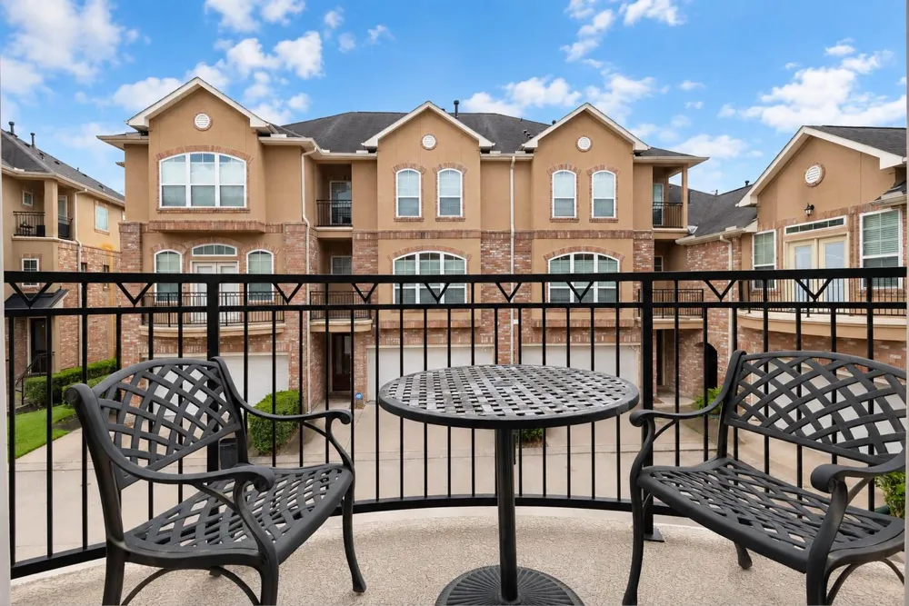 12 Versante Court Houston, TX 77070
