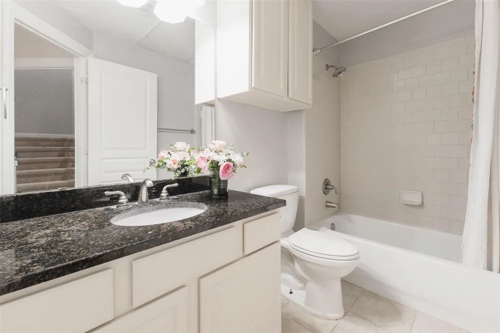 12 Versante Court Houston, TX 77070