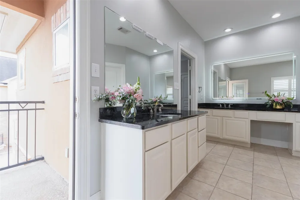 12 Versante Court Houston, TX 77070
