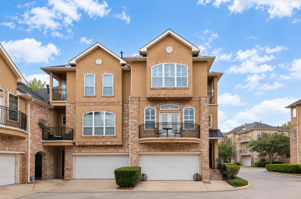 12 Versante Court Houston, TX 77070