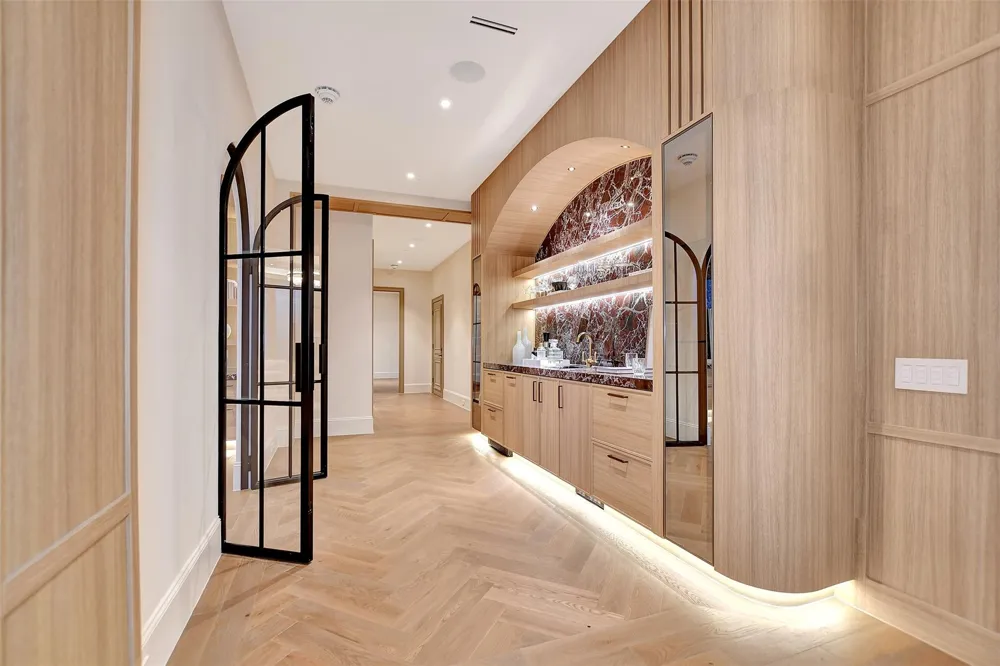 1275 S Post Oak Lane #2502 Houston, TX 77056