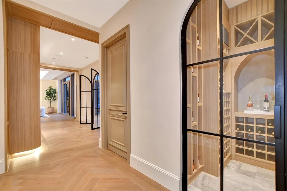 1275 S Post Oak Lane #2502 Houston, TX 77056