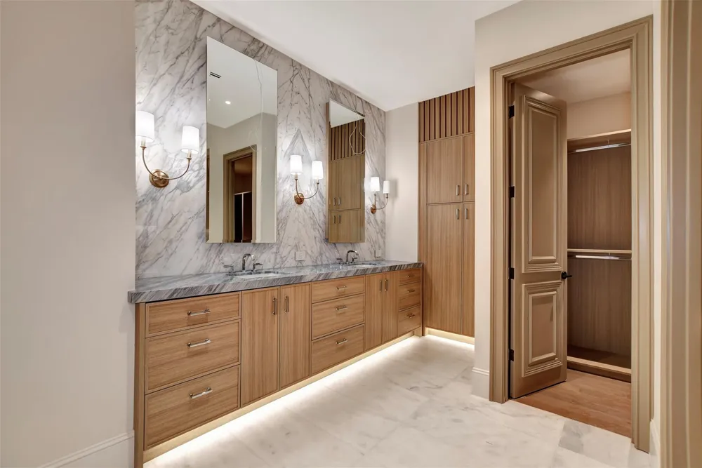 1275 S Post Oak Lane #2502 Houston, TX 77056