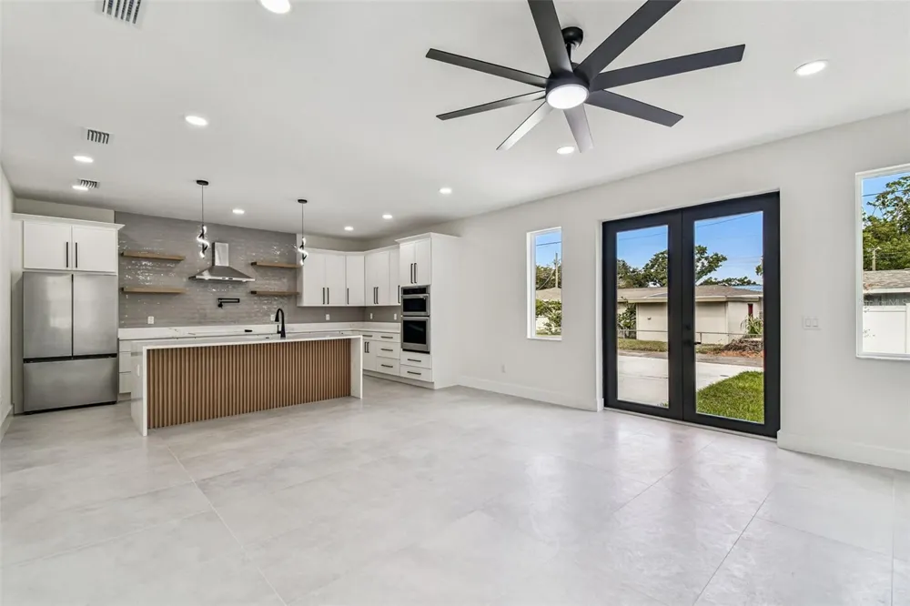 3017 W SPRUCE STREET Tampa, FL 33607